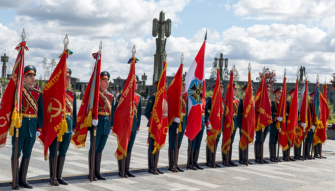 Торжественная церемония передачи 15 боевых Знамён соединений и частей времён Великой Отечественной войны