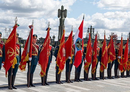 Торжественная церемония передачи 15 боевых Знамён соединений и частей времён Великой Отечественной войны