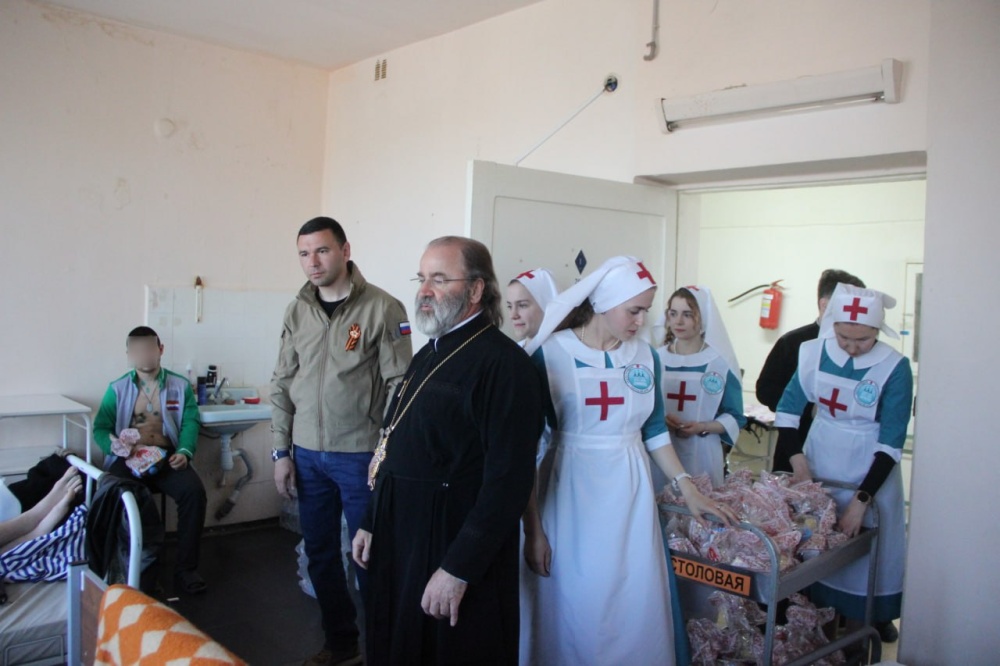 Член Общественной палаты Иоанн Осяк поздравил с праздником Пасхи военнослужащих, проходящих лечение в госпитале