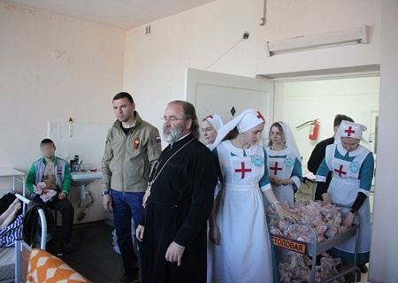Член Общественной палаты Иоанн Осяк поздравил с праздником Пасхи военнослужащих, проходящих лечение в госпитале