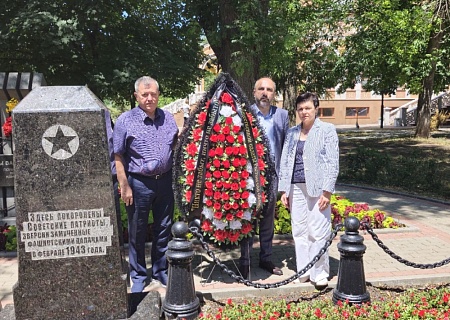 День памяти и скорби: члены Общественной палаты Ростовской области возложили венок к памятнику жертвам фашистских оккупантов